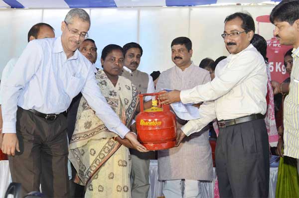 The MoS for Petroleum and Natural Gas (IC), Dharmendra Pradhan launching the 5 KG LPG cylinders 1 The Minister of State for Petroleum and Natural Gas (Independent Charge), Dharmendra Pradhan launching the 5 KG LPG cylinders for the BPL families, in Bhubaneswar on January 05, 2015.