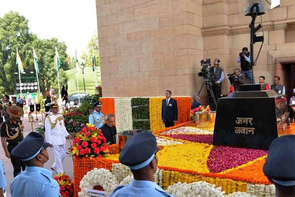 The President, Pranab Mukherjee laying wreath at Amar Jawan Jyoti to commemorate the Centenary of World War –I, 1 The President, Pranab Mukherjee laying wreath at Amar Jawan Jyoti to commemorate the Centenary of World War –I, in New Delhi on March 09, 2015.