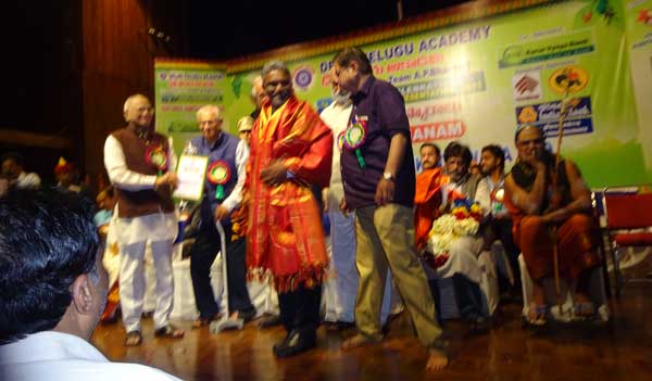 CMD HUDCO receives ‘Udyog Ratan Award’ by DTA 1 18hudco_award