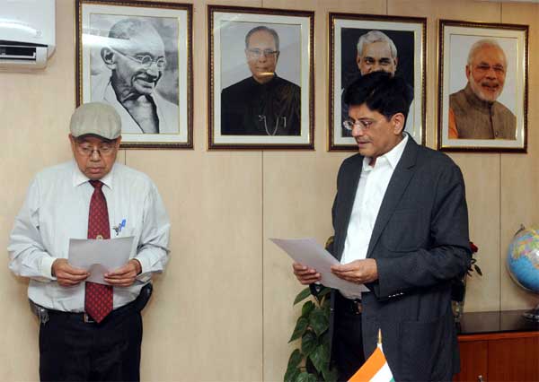 The MoS (IC) for Power, Coal and New and Renewable Energy, Piyush Goyal administering the oath to R.K. Singh 1 The Minister of State (Independent Charge) for Power, Coal and New and Renewable Energy, Piyush Goyal administering the oath to R.K. Singh as a member Joint Electricity Regulatory Commission for Manipur and Mizoram, in New Delhi on April 01, 2015.