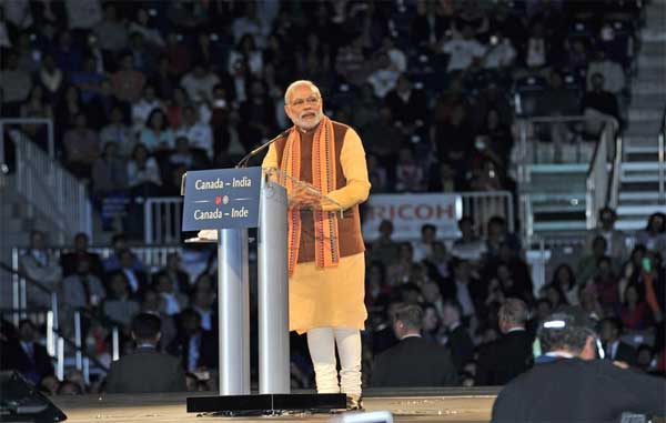 10,000 Indo-Canadians throng Modi's 'rockstar' show 1 16modi_in_torranto