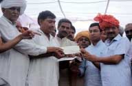Delhi CM distributes compensation cheques to farmers 1 09kejriwal_cheque