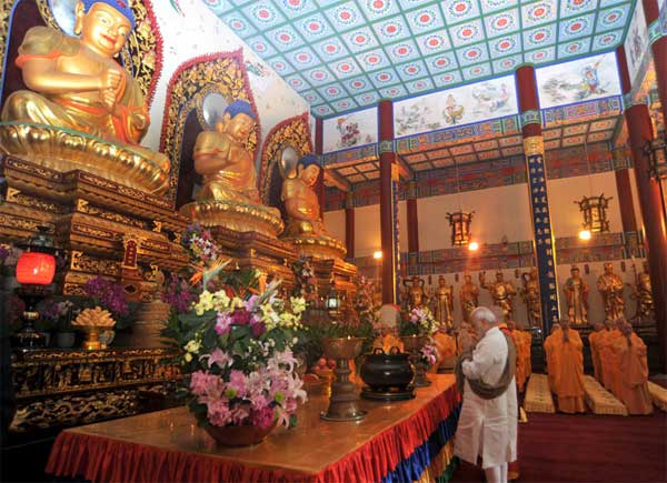 Modi in Xi'an: Visits museum, Buddhist temple 1 14modi_in_temple