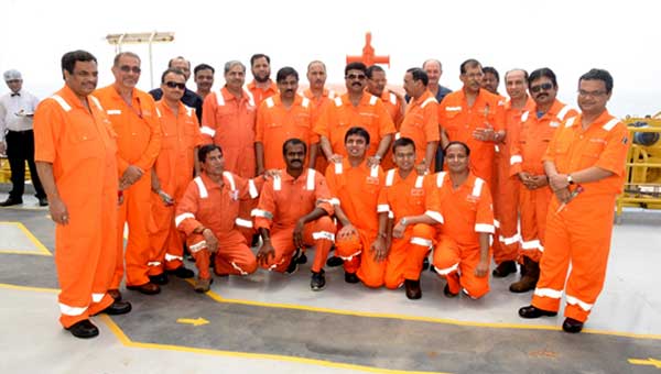 Dharmendra Pradhan visits ONGC Western Offshore; Reviews E&P performance 2 Dharmendra Pradhan Minister of State (I/C) MoPNG with ONGC officers and staff at rig Virtue 1 in Mumbai offshore