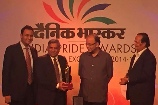REC awarded India Pride Award for 'Excellence in Financial Services' 1 REC CMD Shri Rajeev Sharma recieving award from Finance Minister Arun Jaitley at India Pride Awards given by Dainik Bhaskar Group
