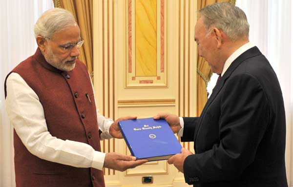 Modi gifts Nazarbayev books on religions born in India 1 08modi_gift_uzbek_pres