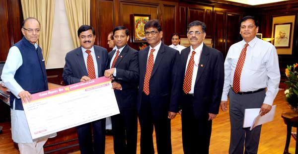 PNB Pays Dividend Cheque to Ministry of Finance GoI 1 08pnb_dividend