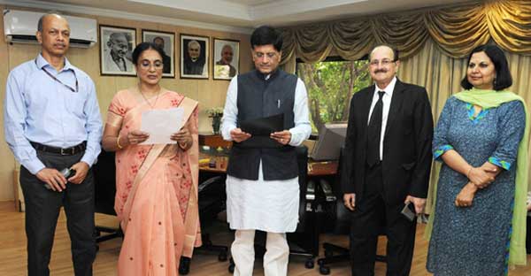 The MoS (IC) for Power, Coal and New and Renewable Energy, Piyush Goyal administering the oath 1 The Minister of State (Independent Charge) for Power, Coal and New and Renewable Energy, Piyush Goyal administering the oath of office and Secrecy to Neerja Mathur as the Member, JERC for Goa & UTs, in New Delhi on August 26, 2015.