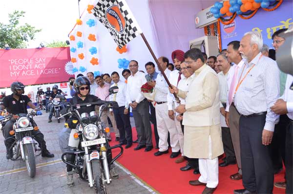 MoP&NG, flags-off IndianOil - sponsored Pathfinders Motorbike Expedition 1 09oil_min_flag_off