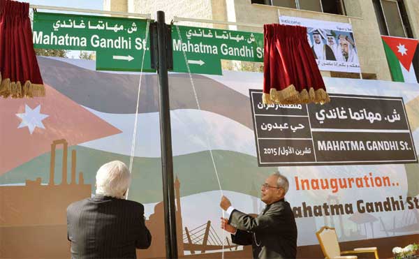 President, Pranab Mukherjee unveiling the plaque to inaugurate the Mahatma Gandhi Street, in Amman, Jordan 1 The President, Pranab Mukherjee unveiling the plaque to inaugurate the Mahatma Gandhi Street, in Amman, Jordan on October 11, 2015.