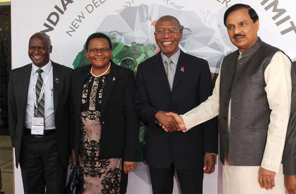 Prime Minister of Lesotho, Pakalitha Mosisili being received by the MoS for Culture (IC), Tourism (IC) and Civil Aviation, Dr. Mahesh Sharma, 1 The Prime Minister of Lesotho, Pakalitha Mosisili being received by the Minister of State for Culture (Independent Charge), Tourism (Independent Charge) and Civil Aviation, Dr. Mahesh Sharma, on his arrival, in New Delhi on October 27, 2015.