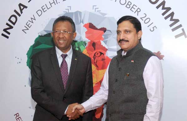 President of Madagascar, Hery Rajaonarimampianina being received by the MoS for Science and Technology and Earth Science, Y.S. Chowdary, 1 The President of Madagascar, Hery Rajaonarimampianina being received by the Minister of State for Science and Technology and Earth Science, Y.S. Chowdary, on his arrival, in New Delhi on October 29, 2015.