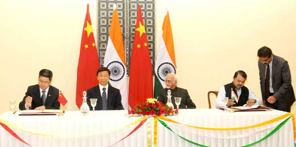 Vice President, Mohd. Hamid Ansari and the Vice President of the People’s Republic of China, Li Yuanchao 1 The Vice President, Mohd. Hamid Ansari and the Vice President of the People’s Republic of China, Li Yuanchao witnessing the signing ceremony of MoU, in New Delhi on November 06, 2015.
