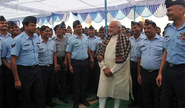 Modi marks Diwali with army men along Pakistan border 1 12modi_with_jawans