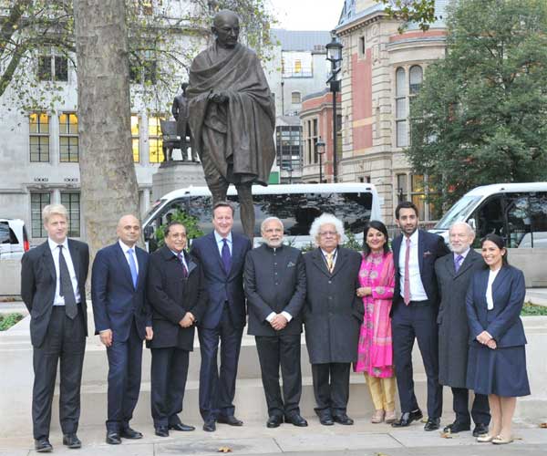 Prime Minister, Narendra Modi in a group photograph after paying homage at the statue of Mahatma Gandhi 1 The Prime Minister, Narendra Modi in a group photograph after paying homage at the statue of Mahatma Gandhi, outside the UK Parliament, in London on November 12, 2015.