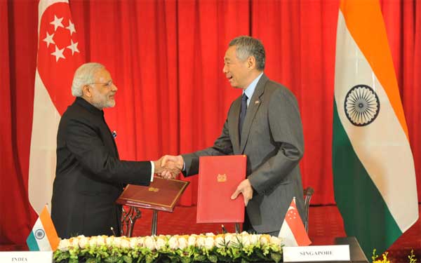 Prime Minister, Narendra Modi and the Prime Minister of Singapore, Lee Hsien Loong, during the signing ceremony 1 The Prime Minister, Narendra Modi and the Prime Minister of Singapore, Lee Hsien Loong, during the signing ceremony, in Istana, Singapore on November 24, 2015.