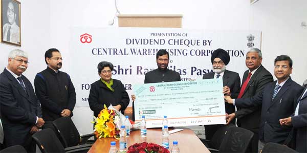 MD, CWC, Harpreet Singh presenting the dividend cheque for 2014-15 to the Minister for Consumer Affairs, Food and Public Distribution 1 The MD, CWC, Harpreet Singh presenting the dividend cheque for 2014-15 to the Union Minister for Consumer Affairs, Food and Public Distribution, Ram Vilas Paswan, in New Delhi on December 30, 2015.