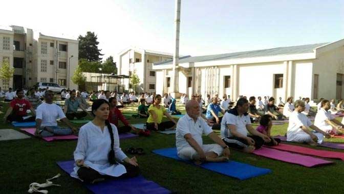 A young Indian takes yoga to Afghanistan 1 03yoga