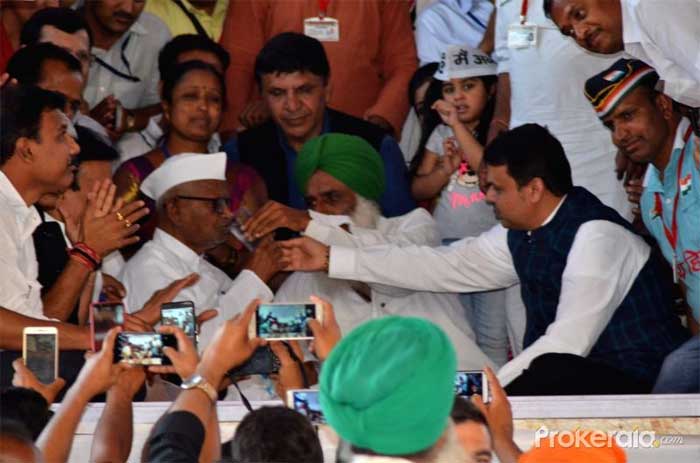 Anna Hazare breaks fast after government assurance 1 29anna hazare breakfast