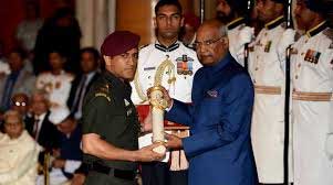 Dhoni among 43 presented Padma awards 1 02dhoni padma award