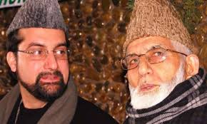 Geelani, Mirwaiz try to defy house arrest 1 04geelani meerwaiz