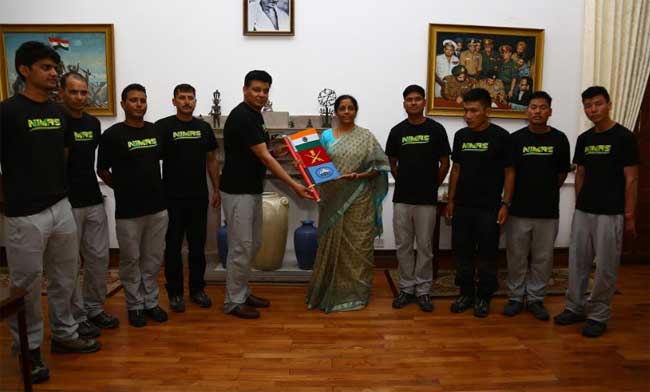 RAKSHA MANTRI FLAGS-IN NIMAS EXPEDITION TEAM TO MT EVEREST 1 06seetharaman bravery awrad
