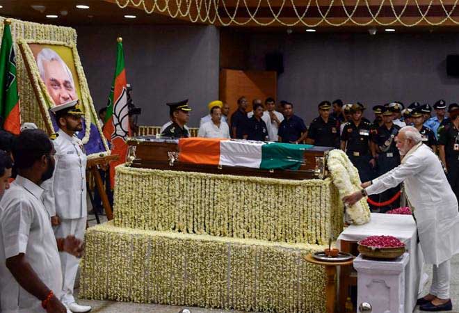Modi, Shah receive Vajpayee's body at BJP HQ, leaders pay tributes 1 17modi tribute