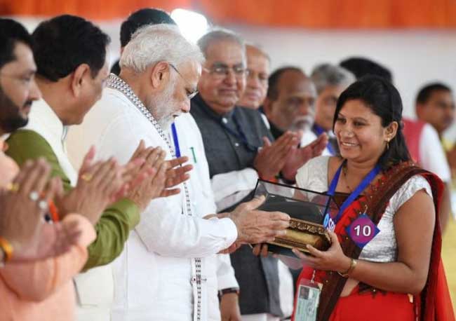 Modi's new slogan 'Saaf Niyat, Sahi Vikas', gifts women Rakhi homes 1 24modi gift