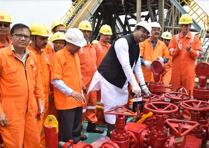 Petroleum Minister visits ONGC Ankleswar Asset; puts well to production 8 04ongc asset