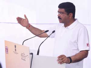 Petroleum Minister reiterates for clean sanitation at ‘Swachhata Hi Seva campaign’ at Coolie Camp 8 17ongc swacchh