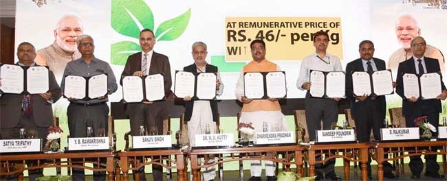 Petroleum Minister launches SATAT initiative to promote Compressed Bio-Gas as an alternative, green transport fuel 8 01pradhan launch