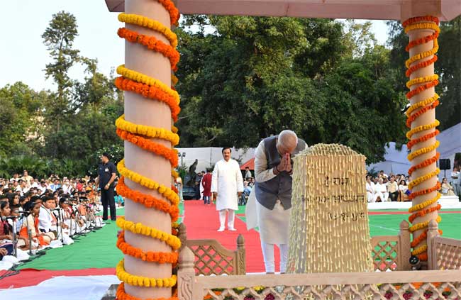 President, PM, Rahul remember Gandhi on his birth anniversary 1 02modi rajghat