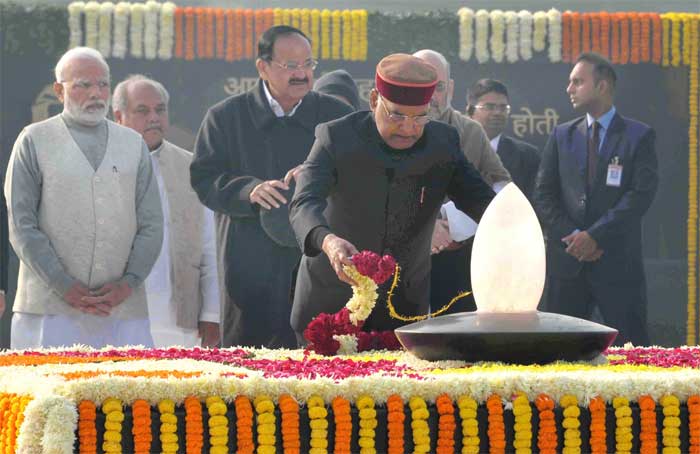 Leaders pay tribute to Vajpayee on birth anniversary 1 The President, Shri Ram Nath Kovind paying floral tributes to the former Prime Minister Shri Atal Bihari Vajpayee on his birth anniversary, at Sadaiv Atal, Rajghat, in Delhi on December 25, 2018.