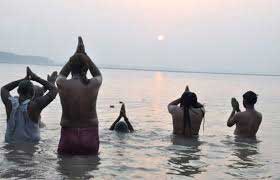 Devotees take dip in Himachal rivers on Makar Sankranti 1 14dip in river