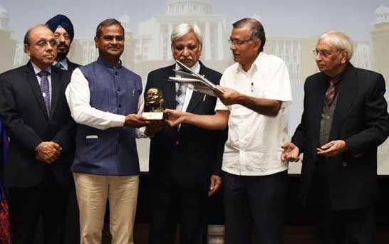 Mukesh Kumar Sinha gets the PRCI Chanakya Award 2019 1 20powergrid award