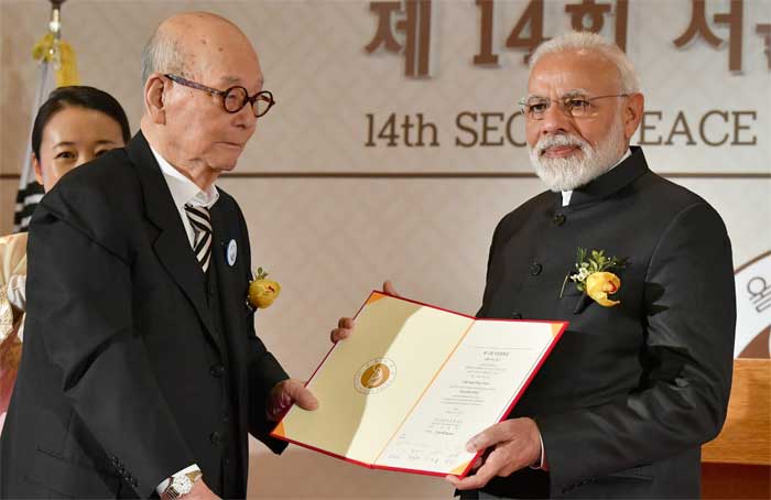 Modi conferred with Seoul Peace Prize 1 22modi receiving prize