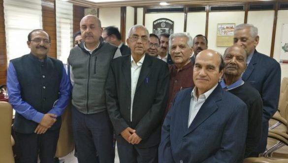 People's faith redeemed in DDA 1 Tarun Kapoor, IAS Vice Chairman, DDA & Chandra Shekhar, Director (Residential Land) DDA being felicitated by Central Government Employees Society, Vikaspuri
