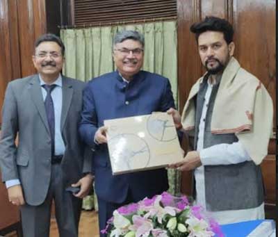 PNB felicitates Shri Anurag Thakur, Minister of State for Finance & Corporate Affairs 1 04pnb feciliated