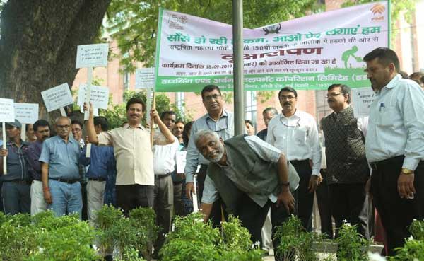 Dr. M. Ravi Kanth, CMD, HUDCO, planted saplings to launch a tree plantation drive 1 19hudco plant
