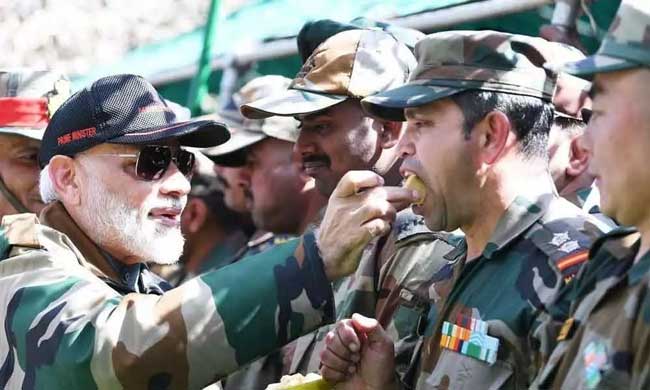 PM celebrates Diwali with soldiers at LoC 1 27modi diwali