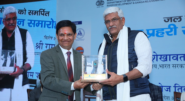 Presenting Momento to Gajendra Singh Shekhawat, Minister of Jal Shakti during Jal Prahari Samman Samaroh 2019, A initiative of Sarkaritel.com to honour the water warriors and bring them on one stage and spread the message of water conservation 1 ameya shekhawat