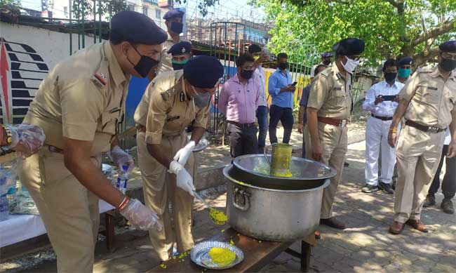 Railway board Sealdah Rpf distributed food prepared by the IRCTC base kitchen at Sealdah 1 30railway csr