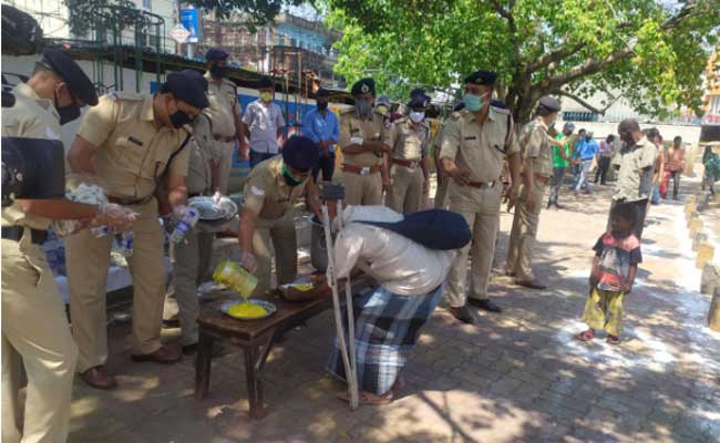 Railway board Sealdah Rpf distributed food prepared by the IRCTC base kitchen at Sealdah 2 30railway csr1