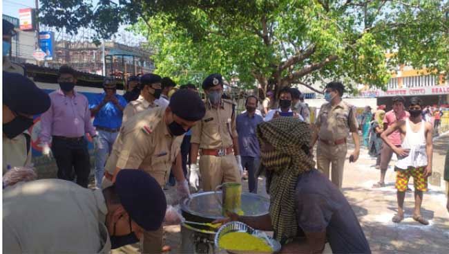 Railway board Sealdah Rpf distributed food prepared by the IRCTC base kitchen at Sealdah 4 30railway csr3