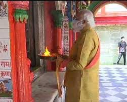 Modi offers prayers at 10th century Hanuman Garhi temple 1 modi hanumangadhi