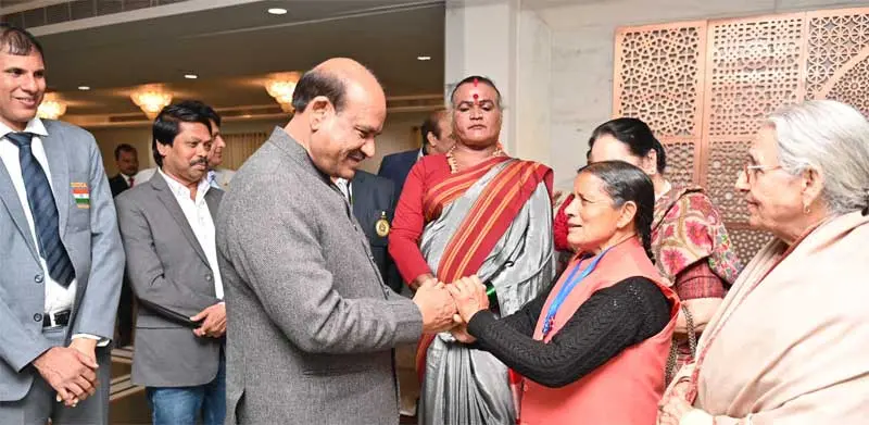 LOK SABHA SPEAKER INTERACTS WITH PADMA AWARDEES 7 28birla award3