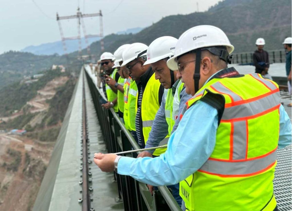 DELEGATION OF MINISTERS FROM REPUBLIC OF MALDIVES VISITS CHENAB BRIDGE ON THE USBRL PROJECT 11 22meeting1