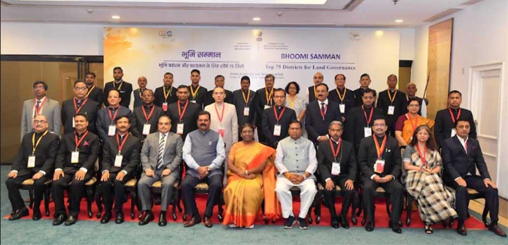 PRESIDENT OF INDIA PRESENTS BHOOMI SAMMAN 2023 8 18murmu award4