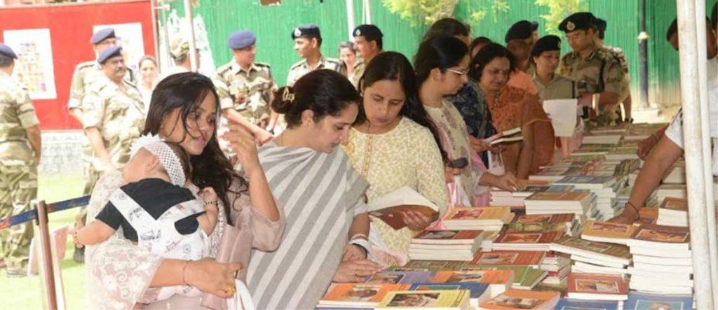 Sheel Vardhan Singh DG CISF inaugurated Bihar Yoga Publications Yoga Outreach-Delhi 2023 ‘Gyan Yagya’ (Book exhibition and distribution function) 5 08cisf inaug