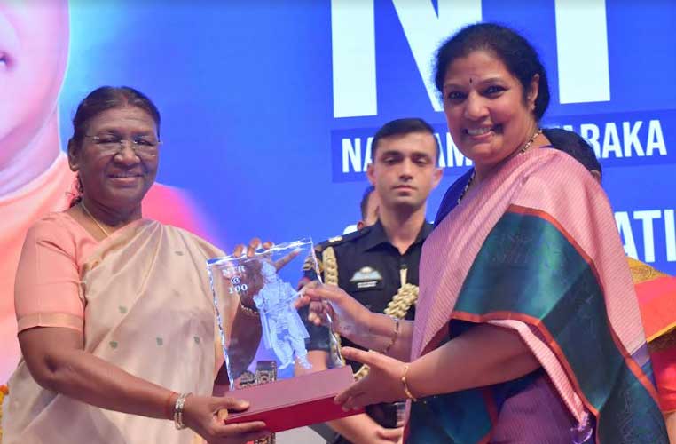 PRESIDENT OF INDIA RELEASES COMMEMORATIVE COIN ON LATE SHRI NT RAMA RAO 5 28murmu launch1